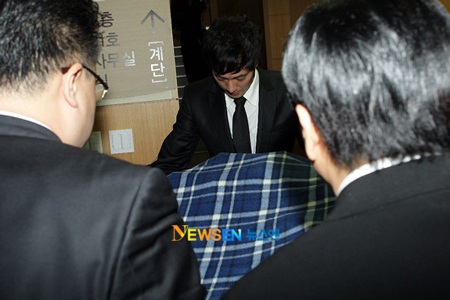 Bae Yong Joon và Choi Ji Woo tới viếng Park Yong Ha - 28