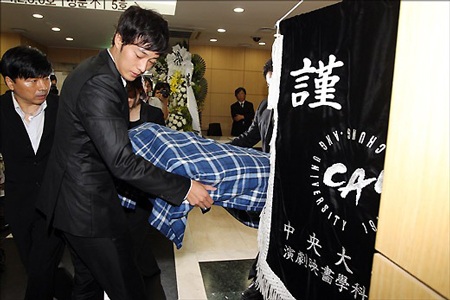 Bae Yong Joon và Choi Ji Woo tới viếng Park Yong Ha - 31