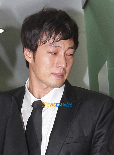 Bae Yong Joon và Choi Ji Woo tới viếng Park Yong Ha - 32