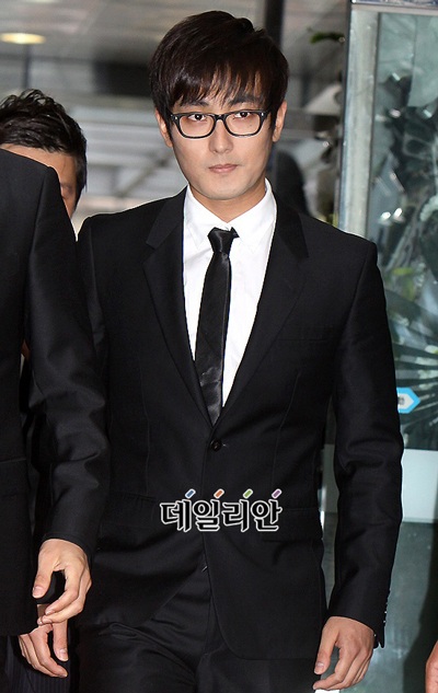 Bae Yong Joon và Choi Ji Woo tới viếng Park Yong Ha - 8