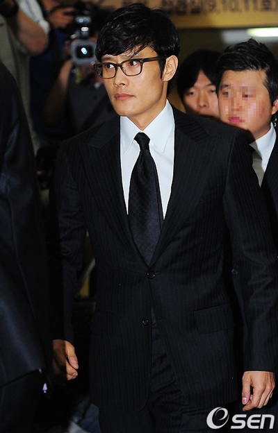 Bae Yong Joon và Choi Ji Woo tới viếng Park Yong Ha - 9