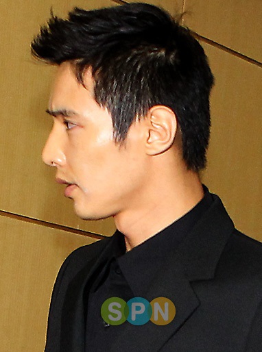 Bae Yong Joon và Choi Ji Woo tới viếng Park Yong Ha - 11