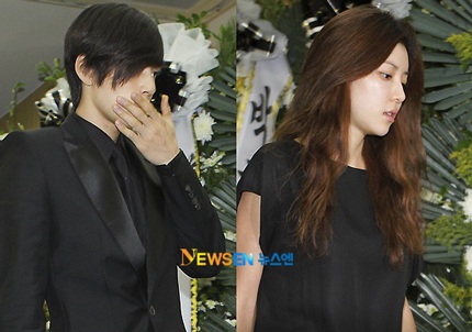 Bae Yong Joon và Choi Ji Woo tới viếng Park Yong Ha - 12