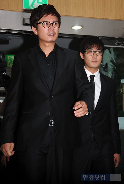 Bae Yong Joon và Choi Ji Woo tới viếng Park Yong Ha - 13