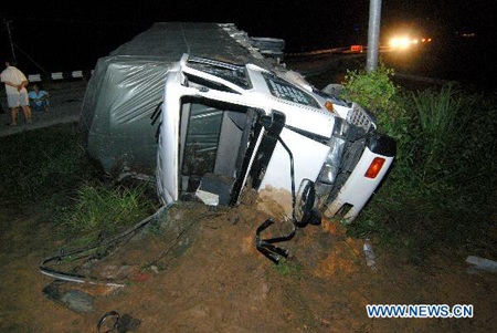 Malaysia: Đường xẻ đôi vì vết nứt khổng lồ - 3 Malaysia: Đường xẻ đôi vì vết nứt khổng lồ - 3