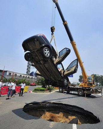 Malaysia: Đường xẻ đôi vì vết nứt khổng lồ - 4 Malaysia: Đường xẻ đôi vì vết nứt khổng lồ - 4