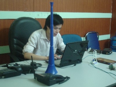 Giới trẻ Hà Nội “phát sốt” với kèn Vuvuzela - 2