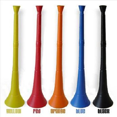 Giới trẻ Hà Nội “phát sốt” với kèn Vuvuzela - 1