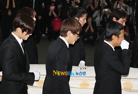 Bạn bè đưa tiễn Park Yong Ha về nơi an nghỉ cuối cùng - 4