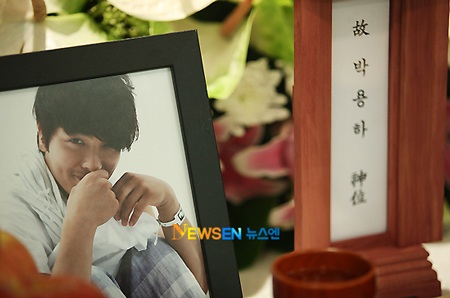 Bạn bè đưa tiễn Park Yong Ha về nơi an nghỉ cuối cùng - 2