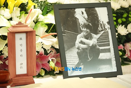 Bạn bè đưa tiễn Park Yong Ha về nơi an nghỉ cuối cùng - 3