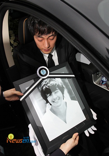 Bạn bè đưa tiễn Park Yong Ha về nơi an nghỉ cuối cùng - 12