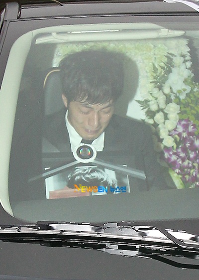 Bạn bè đưa tiễn Park Yong Ha về nơi an nghỉ cuối cùng - 13