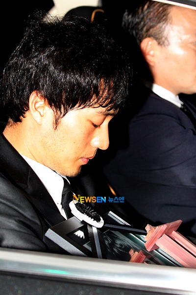 Bạn bè đưa tiễn Park Yong Ha về nơi an nghỉ cuối cùng - 14