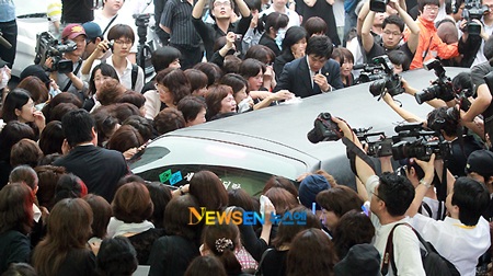 Bạn bè đưa tiễn Park Yong Ha về nơi an nghỉ cuối cùng - 15