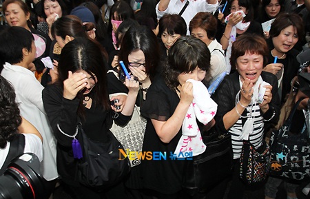 Bạn bè đưa tiễn Park Yong Ha về nơi an nghỉ cuối cùng - 16