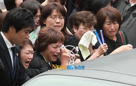 Bạn bè đưa tiễn Park Yong Ha về nơi an nghỉ cuối cùng - 17