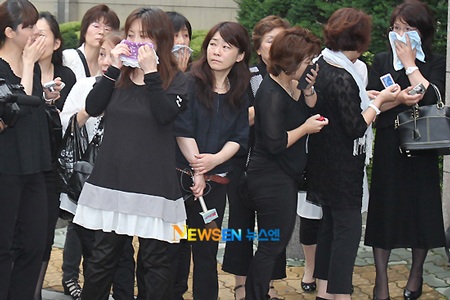 Bạn bè đưa tiễn Park Yong Ha về nơi an nghỉ cuối cùng - 18