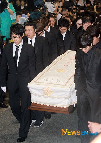 Bạn bè đưa tiễn Park Yong Ha về nơi an nghỉ cuối cùng - 5