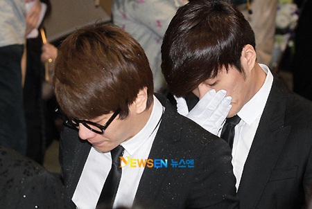 Bạn bè đưa tiễn Park Yong Ha về nơi an nghỉ cuối cùng - 19