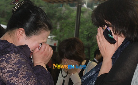 Bạn bè đưa tiễn Park Yong Ha về nơi an nghỉ cuối cùng - 20