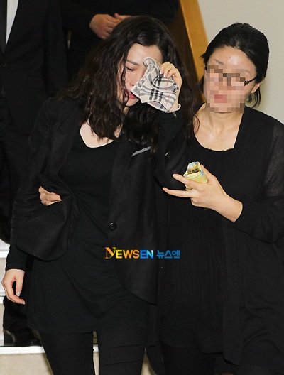 Bạn bè đưa tiễn Park Yong Ha về nơi an nghỉ cuối cùng - 25