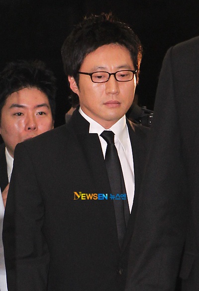 Bạn bè đưa tiễn Park Yong Ha về nơi an nghỉ cuối cùng - 28