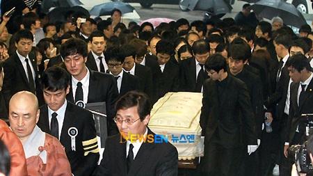 Bạn bè đưa tiễn Park Yong Ha về nơi an nghỉ cuối cùng - 6