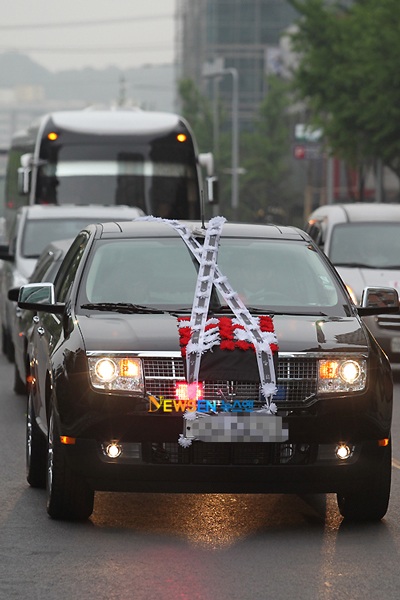 Bạn bè đưa tiễn Park Yong Ha về nơi an nghỉ cuối cùng - 30