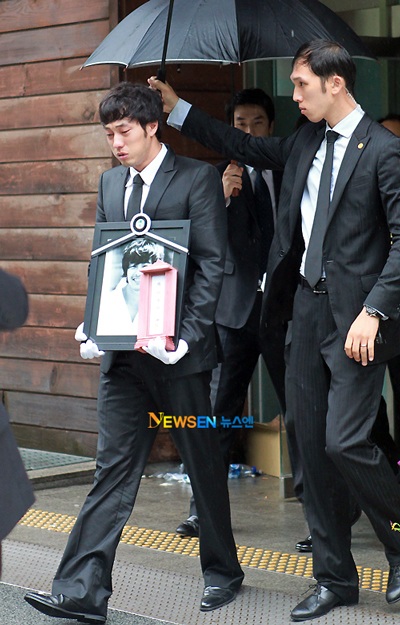 Bạn bè đưa tiễn Park Yong Ha về nơi an nghỉ cuối cùng - 32