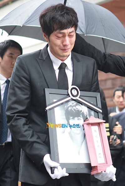 Bạn bè đưa tiễn Park Yong Ha về nơi an nghỉ cuối cùng - 35