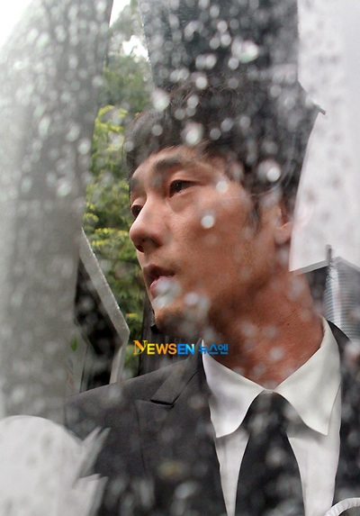 Bạn bè đưa tiễn Park Yong Ha về nơi an nghỉ cuối cùng - 34