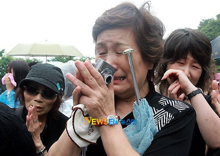 Bạn bè đưa tiễn Park Yong Ha về nơi an nghỉ cuối cùng - 37