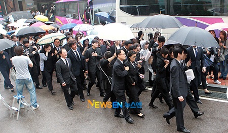 Bạn bè đưa tiễn Park Yong Ha về nơi an nghỉ cuối cùng - 38