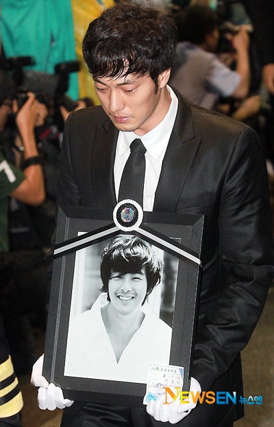 Bạn bè đưa tiễn Park Yong Ha về nơi an nghỉ cuối cùng - 7