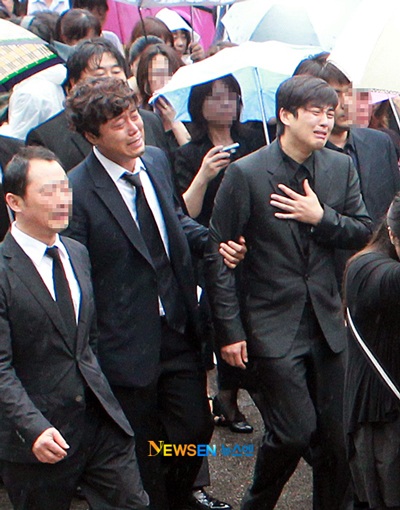 Bạn bè đưa tiễn Park Yong Ha về nơi an nghỉ cuối cùng - 39