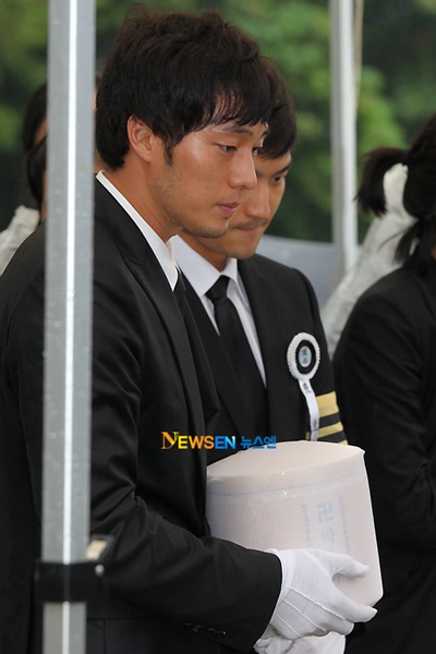 Bạn bè đưa tiễn Park Yong Ha về nơi an nghỉ cuối cùng - 44