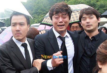 Bạn bè đưa tiễn Park Yong Ha về nơi an nghỉ cuối cùng - 41