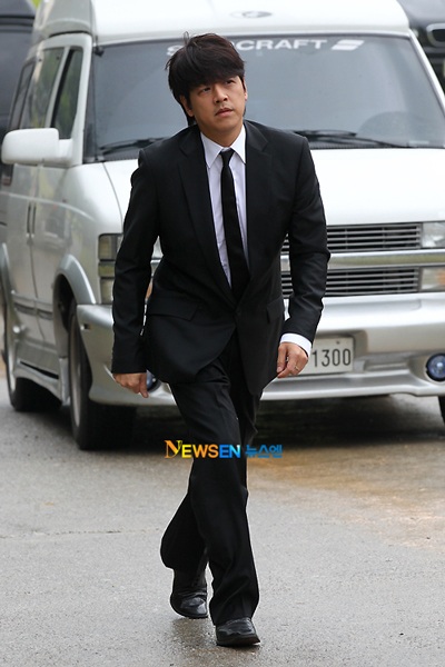 Bạn bè đưa tiễn Park Yong Ha về nơi an nghỉ cuối cùng - 42