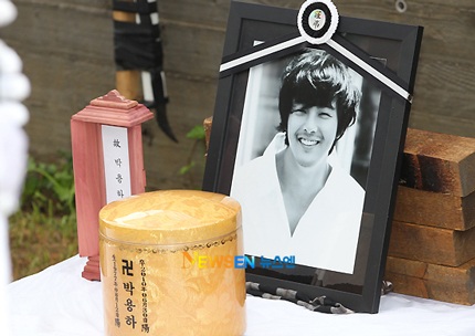 Bạn bè đưa tiễn Park Yong Ha về nơi an nghỉ cuối cùng - 46