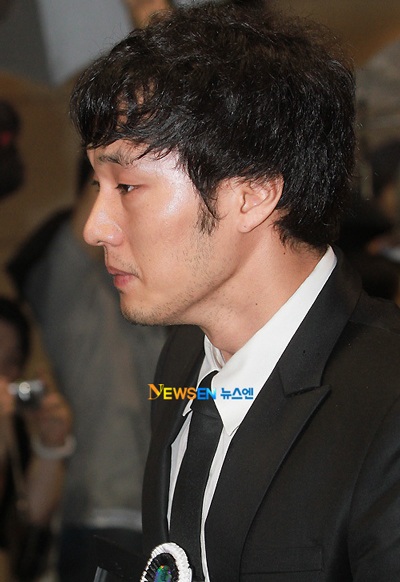 Bạn bè đưa tiễn Park Yong Ha về nơi an nghỉ cuối cùng - 8