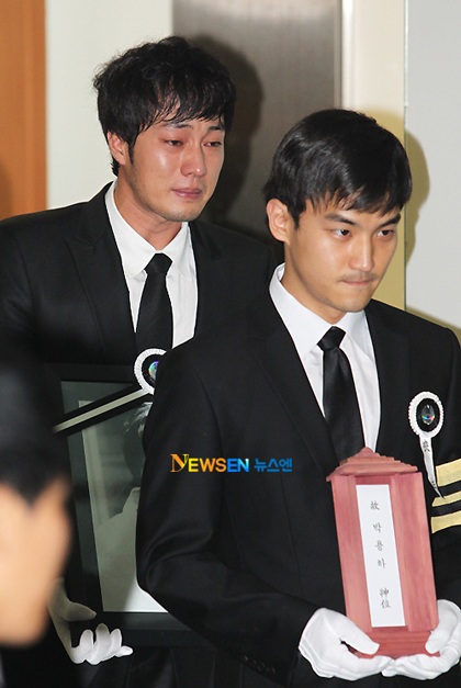 Bạn bè đưa tiễn Park Yong Ha về nơi an nghỉ cuối cùng - 9