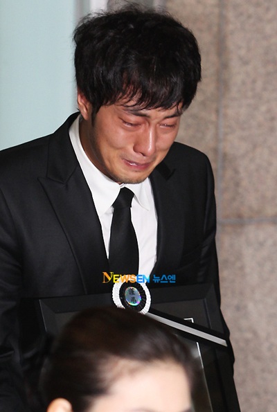 Bạn bè đưa tiễn Park Yong Ha về nơi an nghỉ cuối cùng - 10