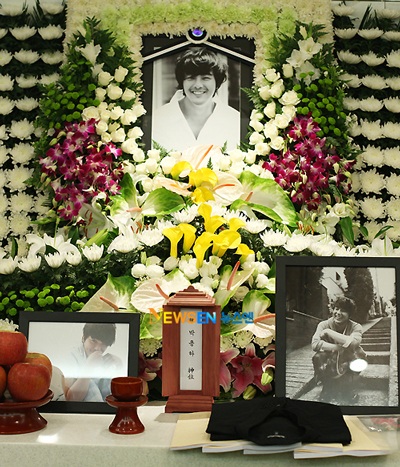 Bạn bè đưa tiễn Park Yong Ha về nơi an nghỉ cuối cùng - 1