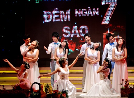 Thanh Thảo mừng sinh nhật công ty hoành tráng - 10 Thanh Thảo mừng sinh nhật công ty hoành tráng - 10