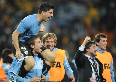 Suarez “cướp” danh hiệu “Bàn tay Chúa” của Maradona - 2 Suarez “cướp” danh hiệu “Bàn tay Chúa” của Maradona - 2