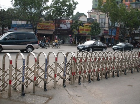 Tổ chức giao thông Hà Nội: đừng “mở ra, rồi lại đậy vào”  - 1