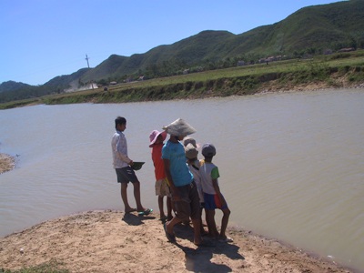 Cụ bà bỏ mạng vì mớ ốc mưu sinh - 1 Cụ bà bỏ mạng vì mớ ốc mưu sinh - 1