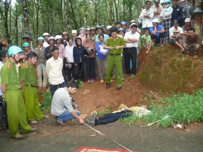 Tài xế xe ôm nằm chết bên đường - 1