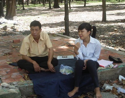 Phụ huynh, thí sinh "đặt lưng” nơi công viên  - 2